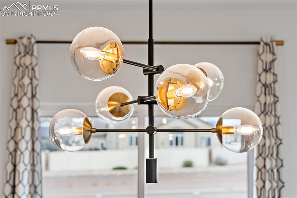 Image 21 of 50: Dining Area