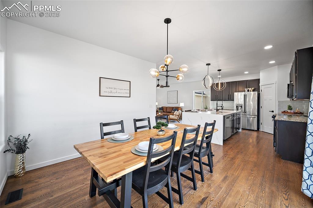 Image 22 of 50: Dining Area