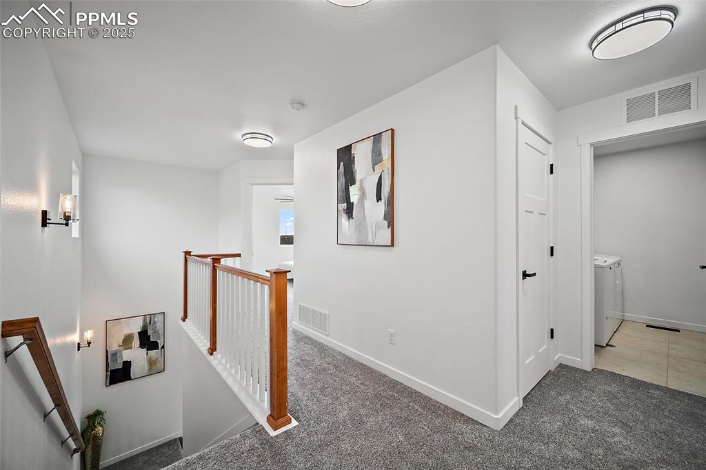 Image 23 of 50: Upstairs hallway