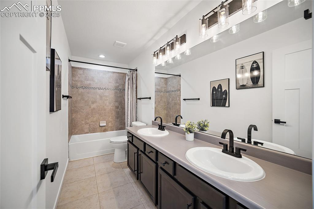 Image 36 of 50: Bathroom