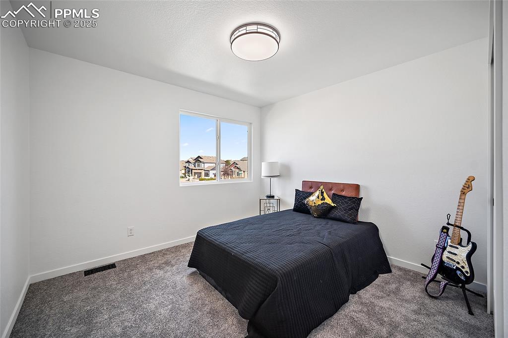 Image 38 of 50: Bedroom