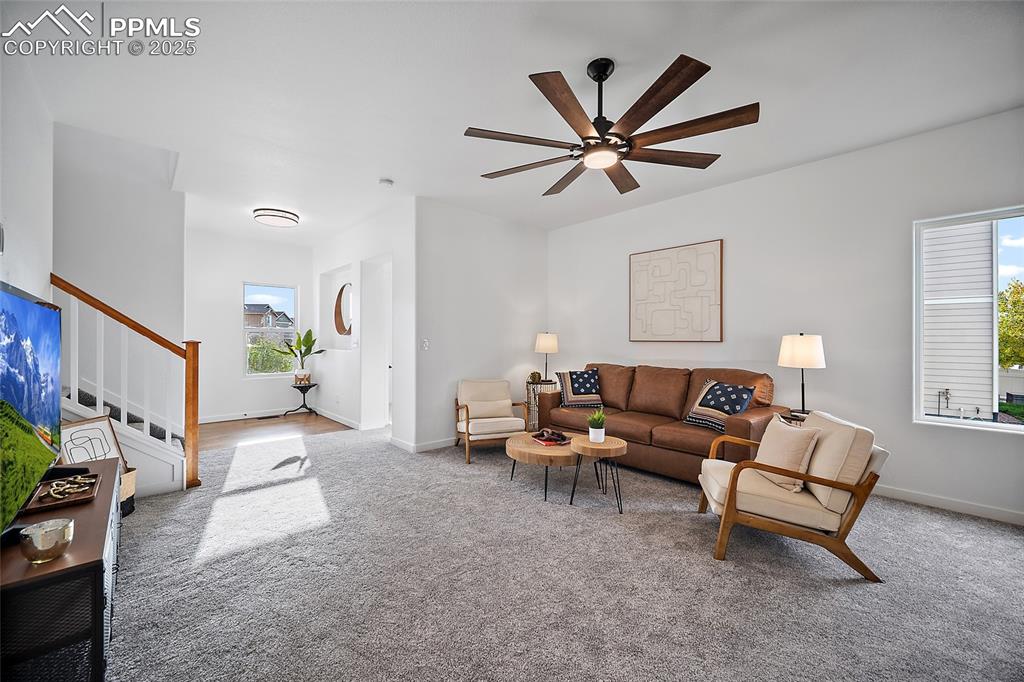 Image 7 of 50: Living Room