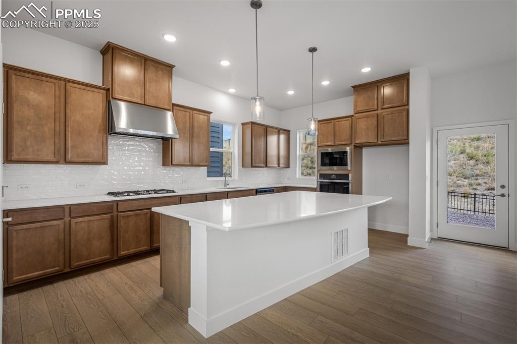 Image 11 of 33: Kitchen