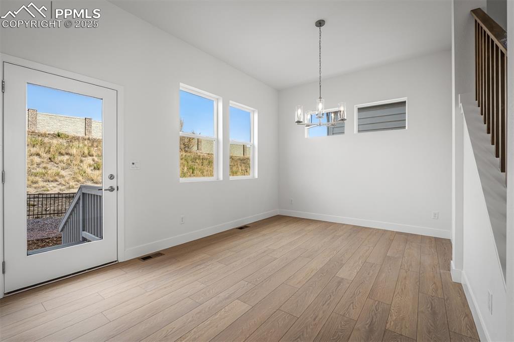 Image 17 of 33: Dining Area