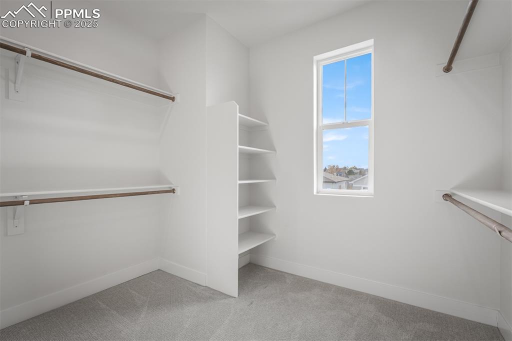 Image 23 of 33: Closet