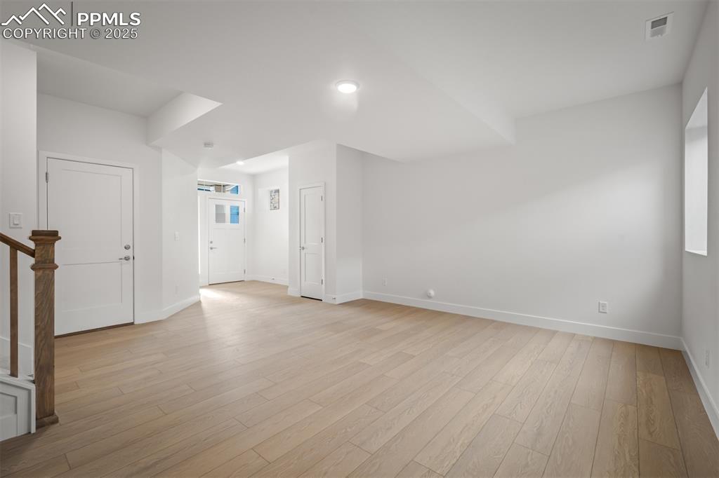 Image 4 of 33: Entry