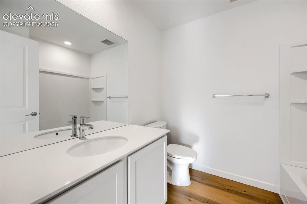 Image 10 of 12: Bathroom