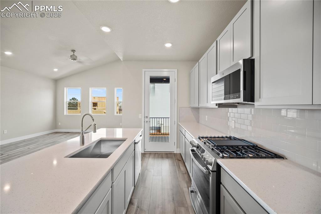 Image 28 of 43: Kitchen