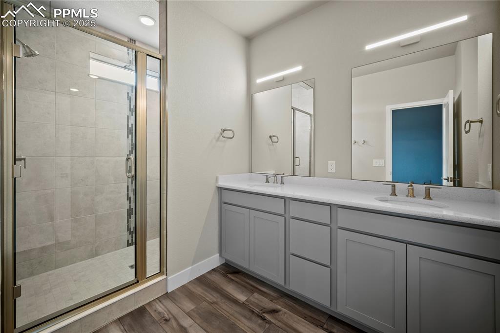 Image 34 of 43: Bathroom