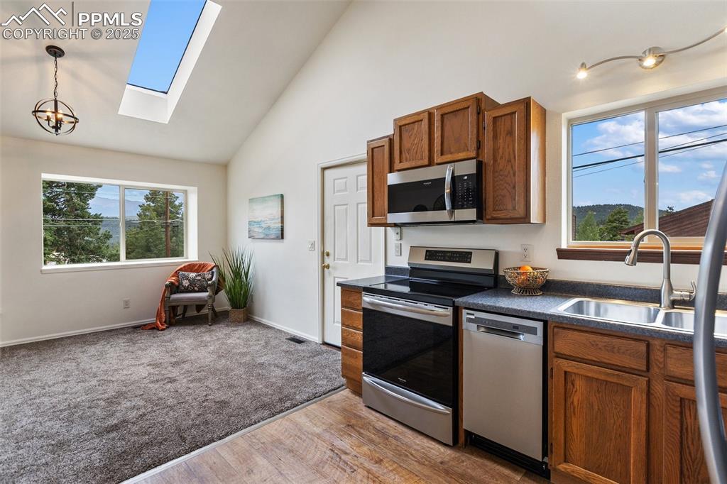 Image 20 of 41: Kitchen