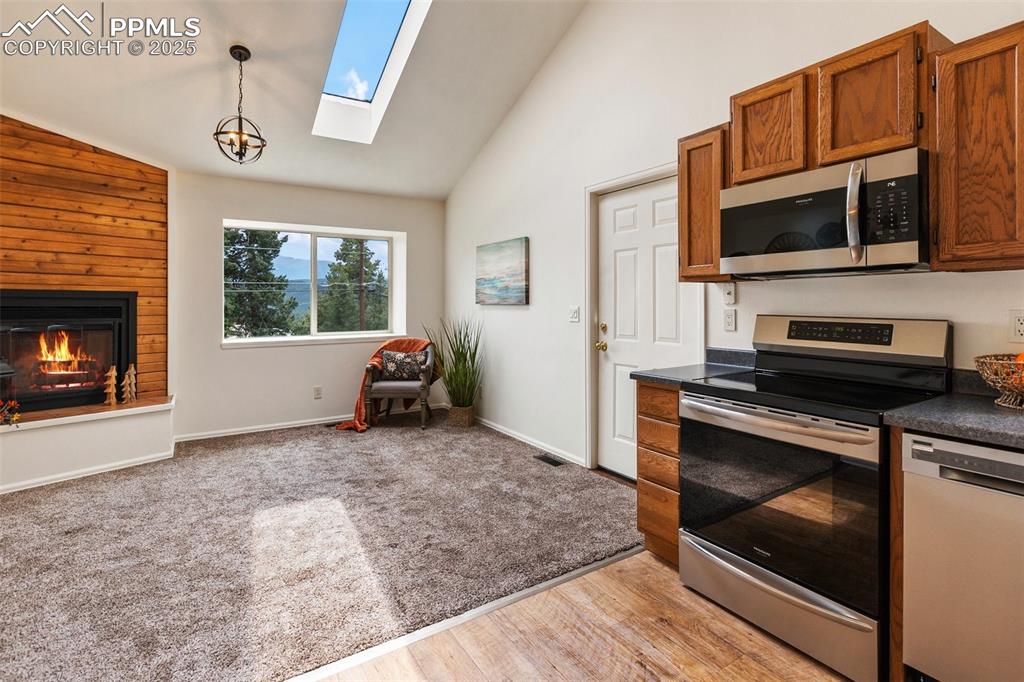 Image 23 of 41: Kitchen