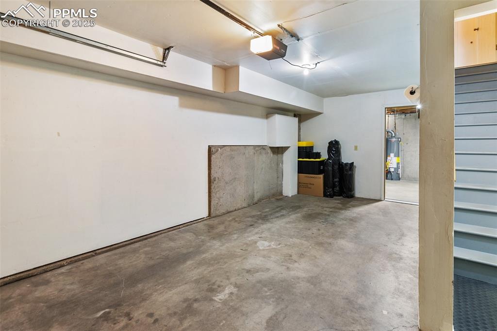 Image 28 of 41: Garage