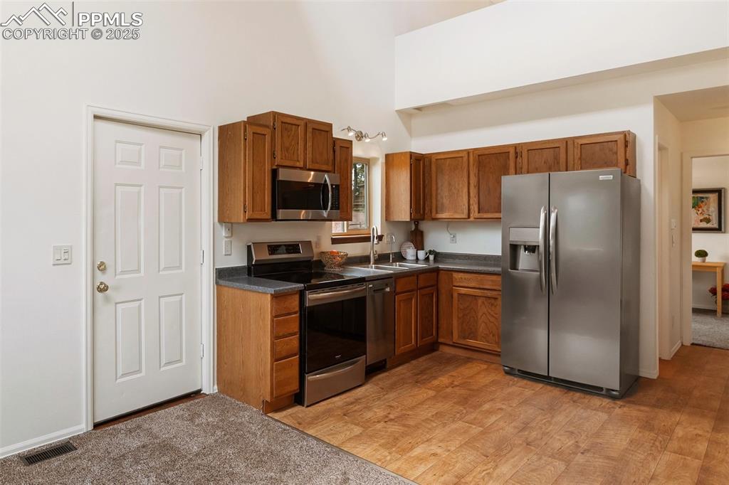 Image 8 of 41: Kitchen