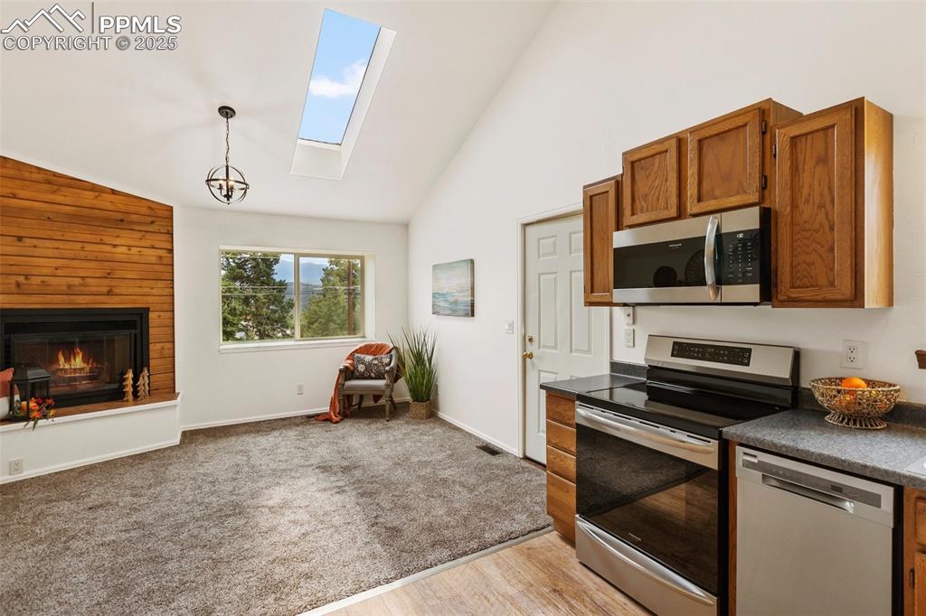 Image 9 of 41: Kitchen