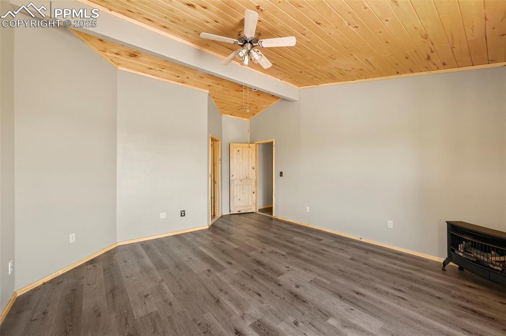 Image 14 of 34: Master bedroom