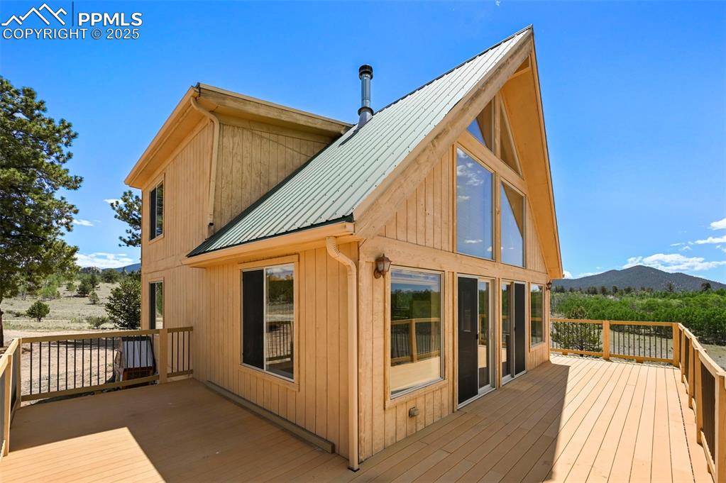 Image 19 of 34: Deck