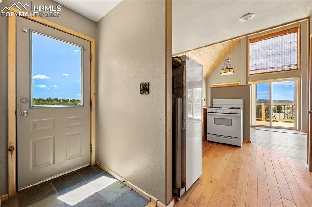 Image 4 of 34: Entry