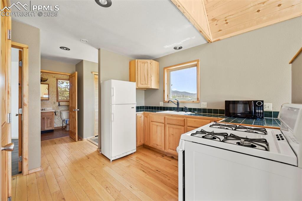 Image 5 of 34: Kitchen