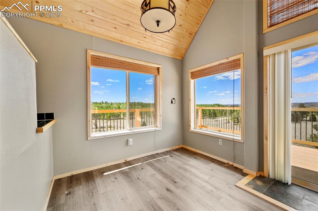 Image 9 of 34: Dining Area