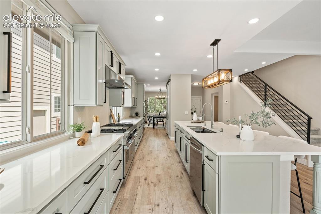 Image 11 of 50: Kitchen