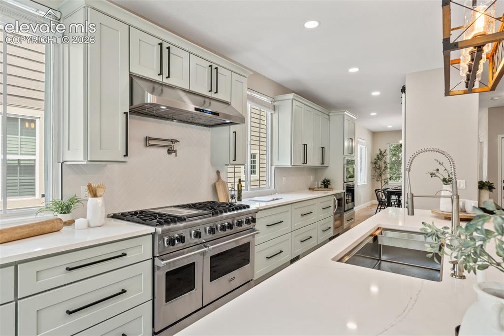 Image 12 of 50: Kitchen