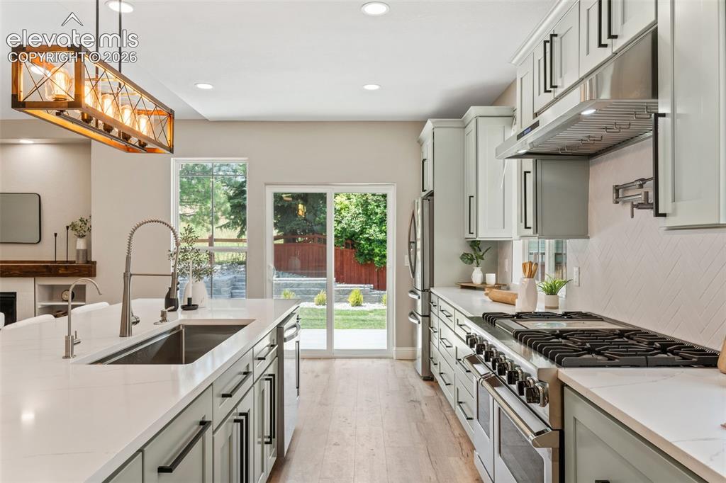 Image 17 of 50: Kitchen