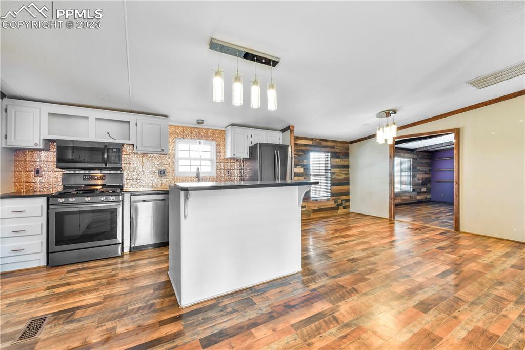 Image 19 of 50: Kitchen