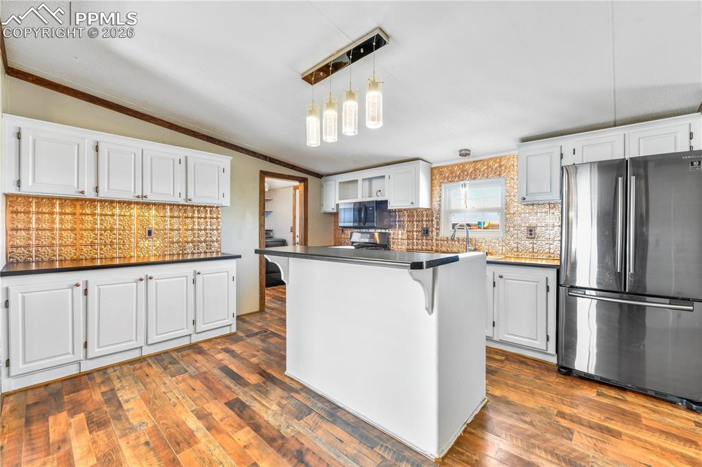 Image 21 of 50: Kitchen