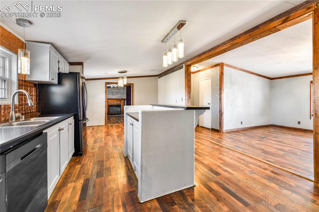 Image 23 of 50: Kitchen