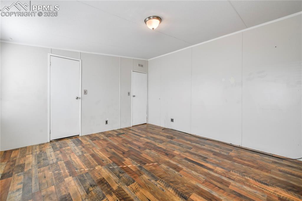 Image 29 of 50: Bedroom