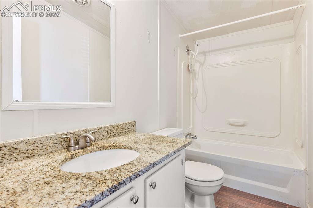 Image 33 of 50: Bathroom