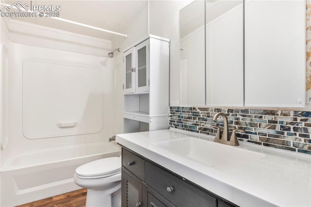 Image 35 of 50: Bathroom