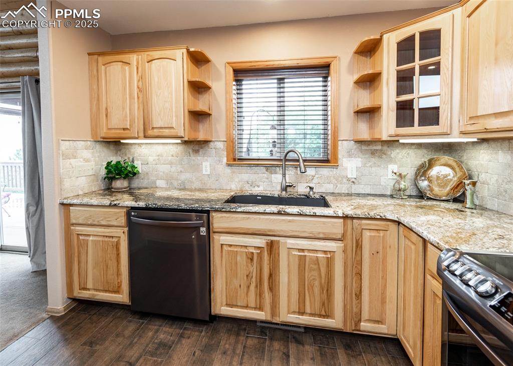 Image 18 of 43: Kitchen