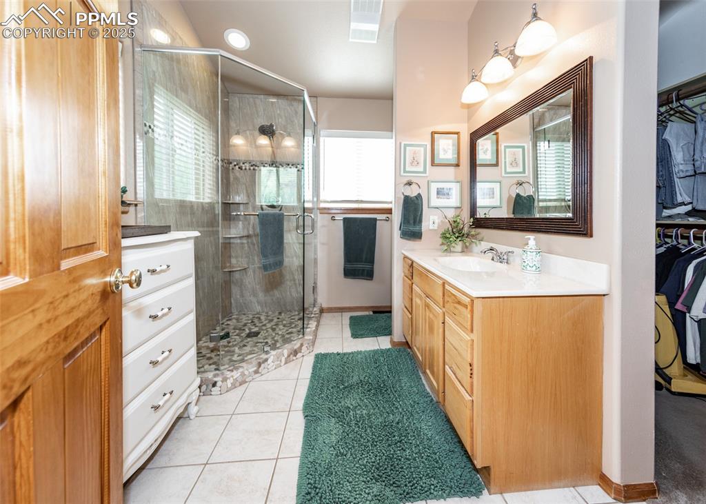 Image 29 of 43: Upper level bathroom