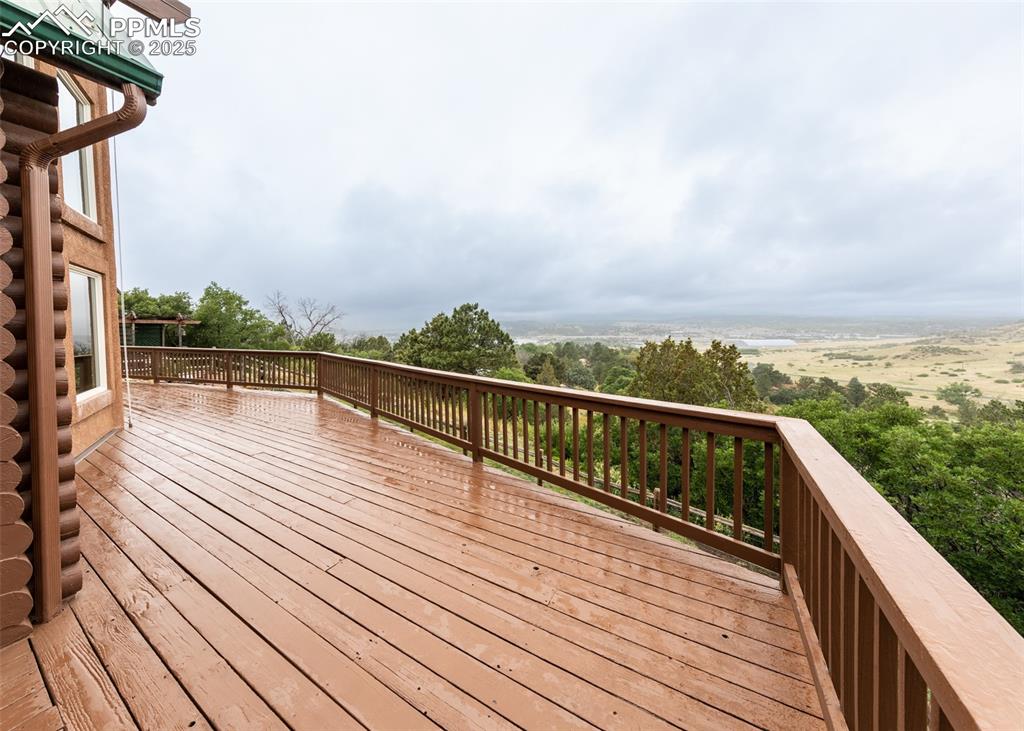 Image 37 of 43: Deck