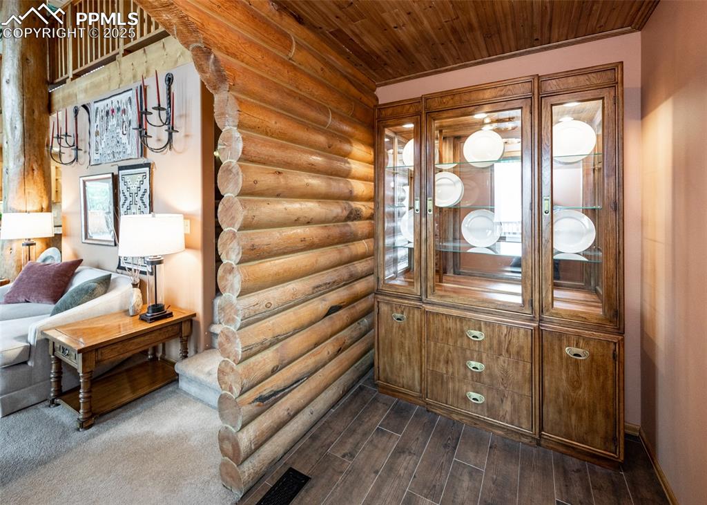 Image 7 of 43: Entry