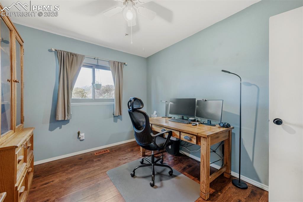 Image 11 of 21: Bedroom