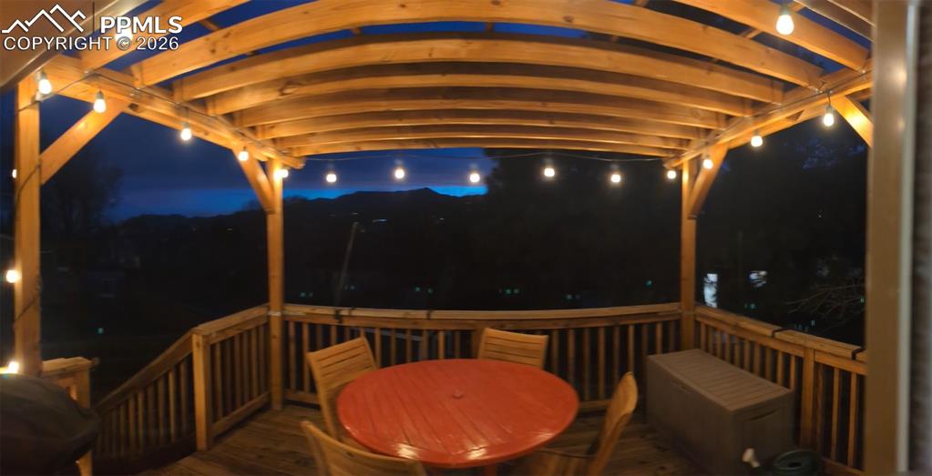 Image 19 of 21: Deck