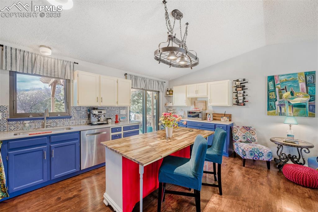 Image 7 of 21: Kitchen