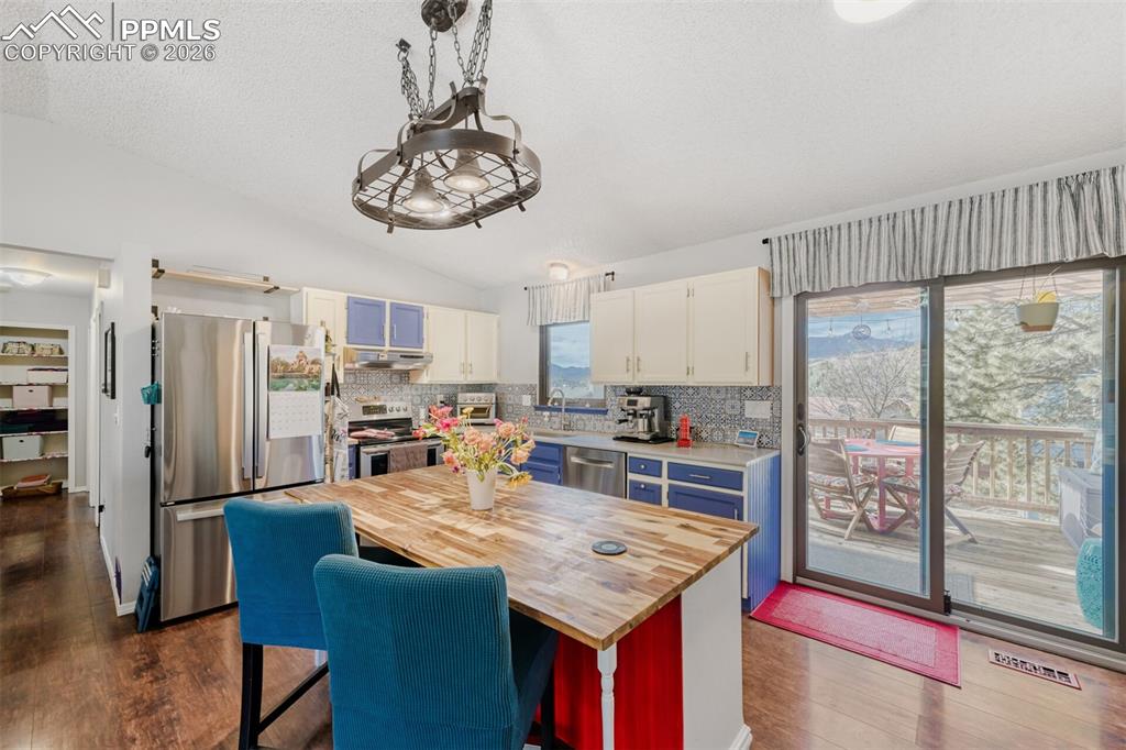 Image 8 of 21: Kitchen