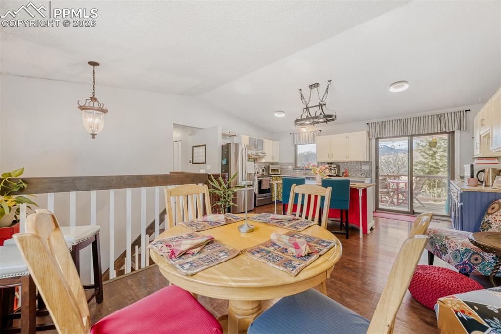 Image 9 of 21: Dining Area