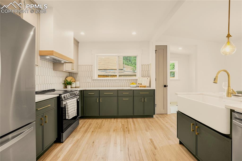 Image 23 of 50: Kitchen