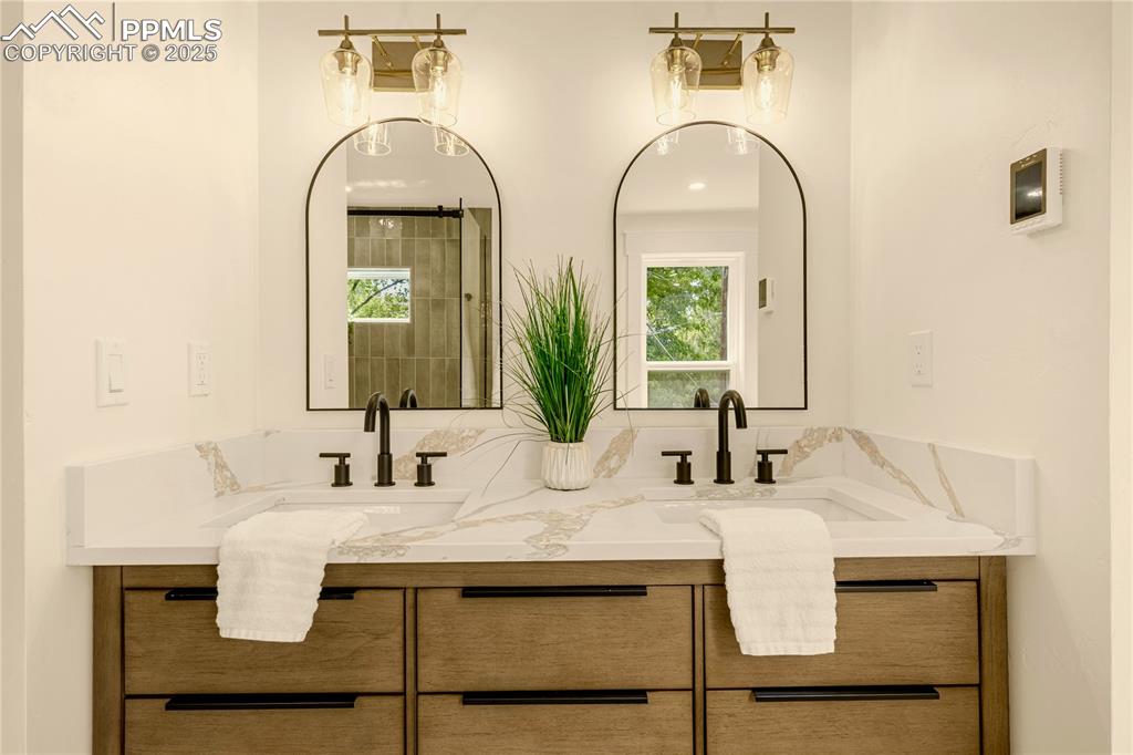 Image 31 of 50: Bathroom