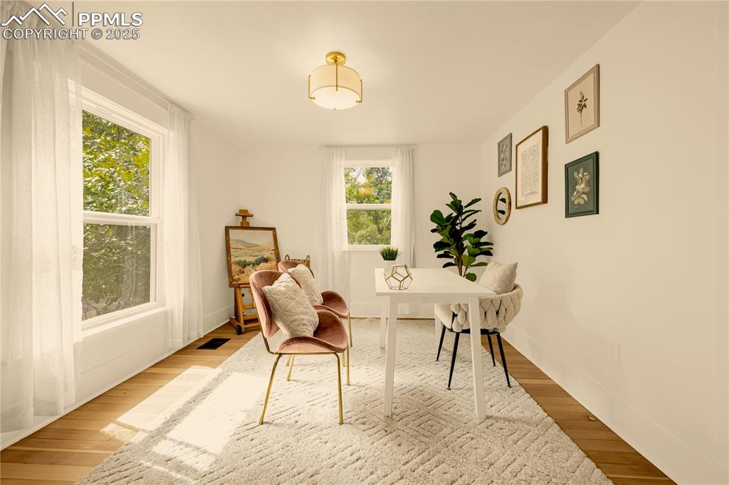 Image 33 of 50: Office