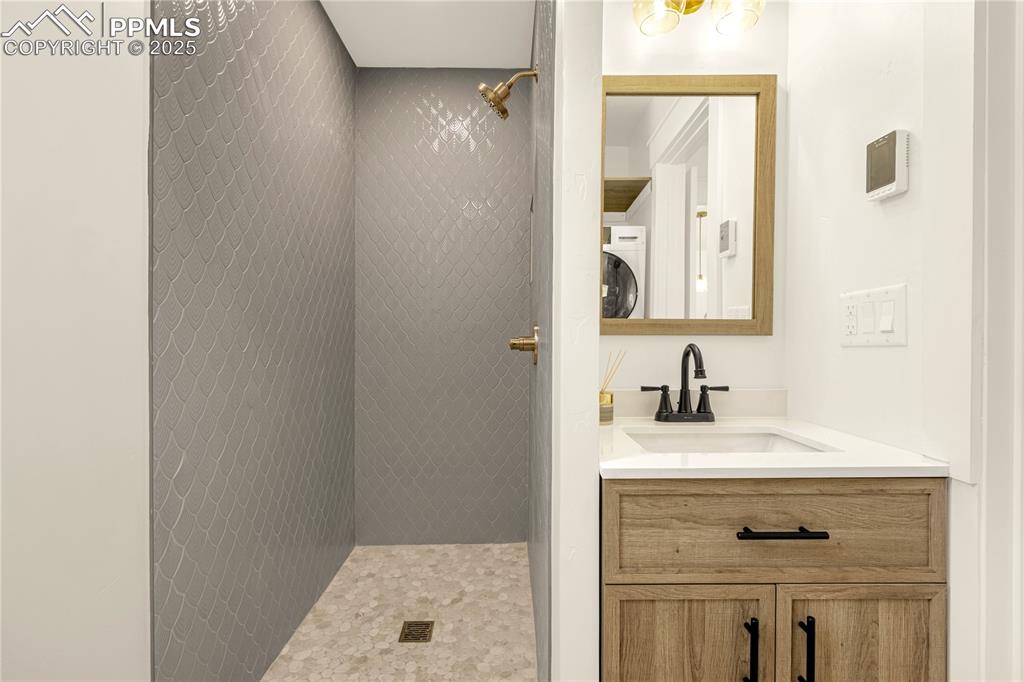 Image 48 of 50: Bathroom