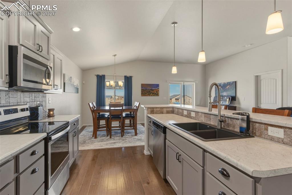 Image 13 of 49: Kitchen