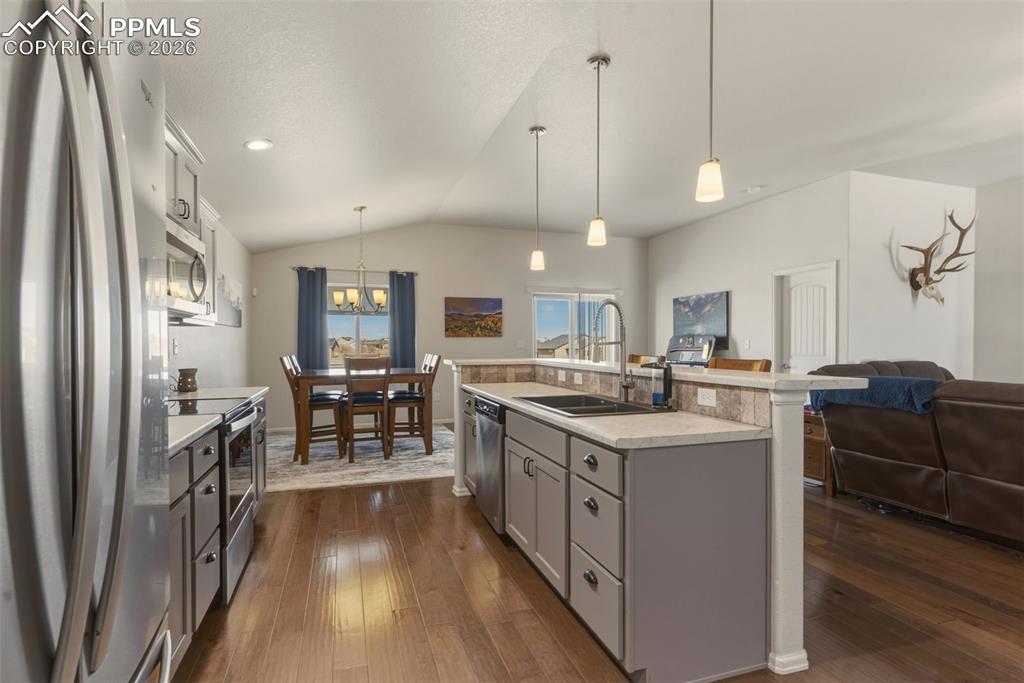 Image 15 of 49: Kitchen