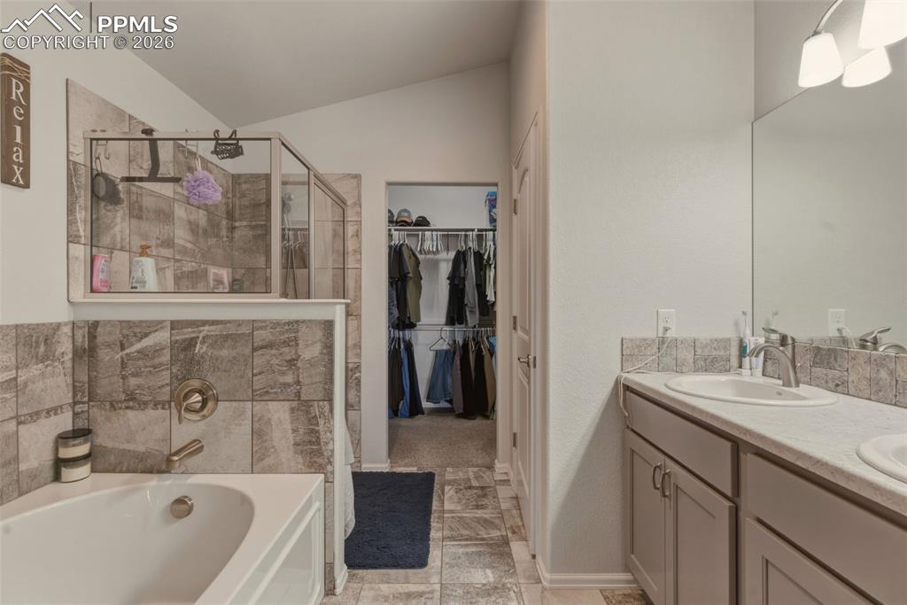 Image 22 of 49: Bathroom