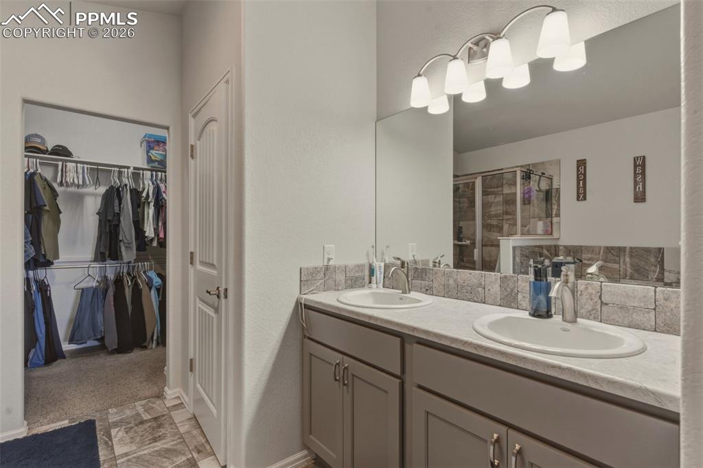 Image 23 of 49: Bathroom