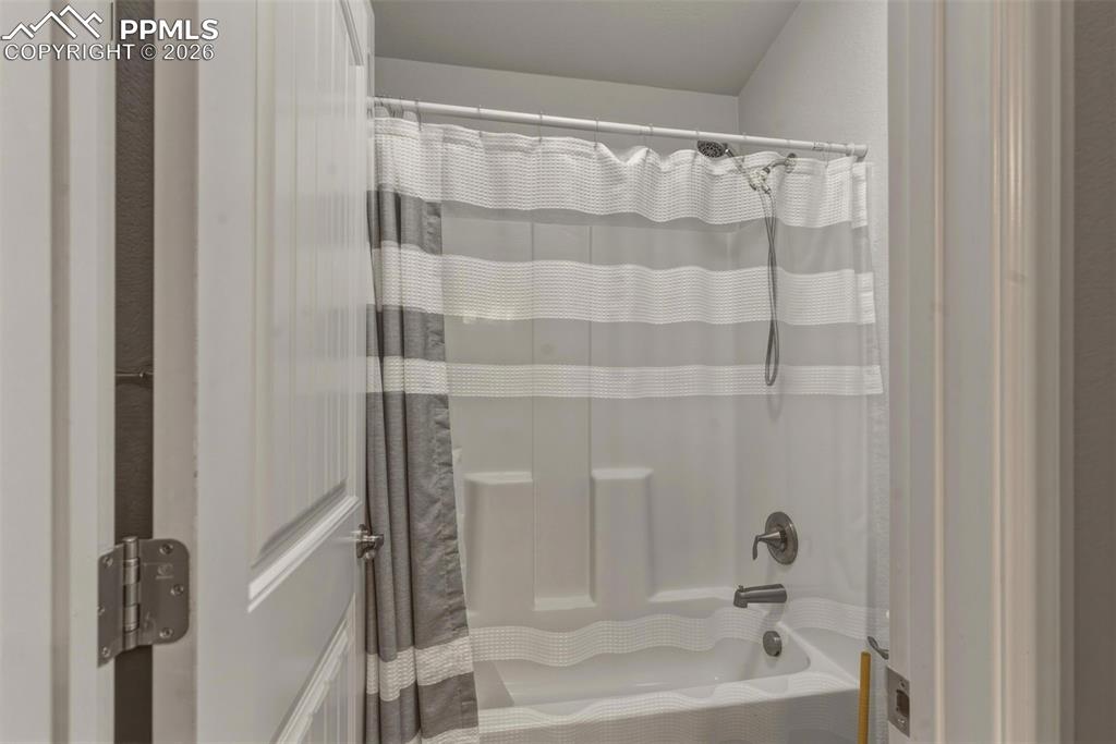 Image 31 of 49: Bathroom